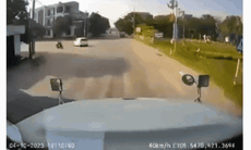 [VIDEO] Vào cua bất cẩn, người đi xe máy nằm bất động dưới gầm xe đầu kéo 