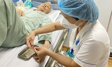 Nhân viên y tế cắt móng tay, gội đầu... tri ân người bệnh