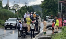 Mưa lớn gây ngập ở Yên Bái, CSGT dùng xe chuyên dụng chở người dân