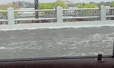 [VIDEO] Các phương tiện rẽ nước đi trên cây cầu Vĩnh Tuy 2