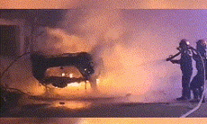Video: 'Xế hộp' đâm vào bùng binh rồi cháy trơ khung lúc nửa đêm