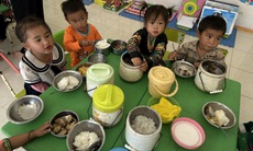 Thầy cô miền núi góp tiền nấu bữa sáng dinh dưỡng cho trẻ em nghèo