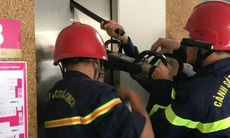 Video: Phá thang máy cứu 9 người bị mắc kẹt ra ngoài