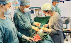 Các y, bác sỹ hiến máu cứu sống thai phụ nguy kịch
