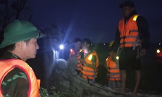 Thuyền chở 6 thành viên nhà mạng Viettel bị lật giữa mưa lũ