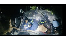 Giải cứu tài xế mắc kẹt trong cabin xe tải giữa đêm khuya