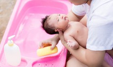 Trẻ sơ sinh có nên tắm hàng ngày không?