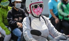 Người phụ nữ gần đứt rời cánh tay vì áo chống nắng cuốn vào bánh xe máy
