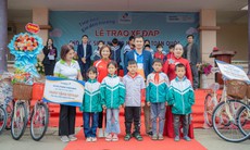 VĐV Nguyễn Thị Oanh trao xe cho học sinh nghèo tại quê hương Bắc Giang