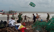 Tàu cá mắc cạn gần bờ biển Quảng Trị có nguy cơ bị chìm