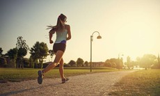 Chạy bộ vào sáng sớm khi đói bụng có tốt không?