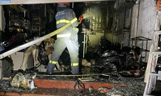Cháy nhà 4 tầng lúc nửa đêm, 5 người trèo qua ban công hàng xóm thoát hiểm