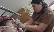 Người mẹ đơn thân cầu xin cứu con trai nằm liệt giường sau tai nạn