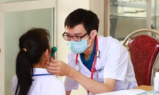 Đoàn thanh niên Bộ Y tế khám bệnh miễn phí và tặng quà cho trẻ em tại Tuyên Quang