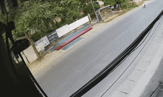 [VIDEO] Tài xế ô tô bất cẩn gây tai nạn tông 2 học sinh lên nắp ca pô
