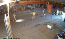 [VIDEO] Hai thanh niên tông thẳng xe máy vào CSGT đang làm nhiệm vụ kiểm tra nồng độ cồn