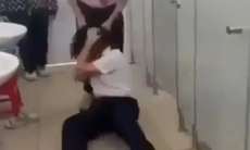 Nhóm nữ sinh đánh nhau trong nhà vệ sinh của trường