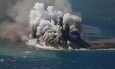 Núi lửa dưới biển phun trào hình thành hòn đảo mới ở phía Nam Tokyo