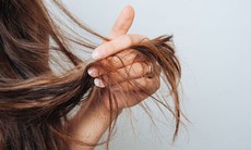 Dùng phấn rôm cho tóc có hại không?