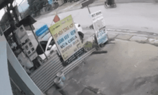 [VIDEO] Tài xế ô tô đâm nhiều người rồi bỏ chạy ở Bắc Giang