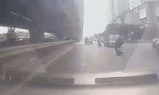 [VIDEO] Xe tải đột ngột chuyển hướng làm người và xe máy ngã ra đường