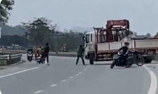 Video nhóm thanh niên cầm hung khí chặn xe tải trên quốc lộ