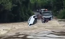 Xe Mercedes bị cuốn trôi khi qua cầu tràn nước chảy xiết