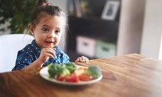 Dinh dưỡng hợp lý và chăm sóc trẻ viêm đường hô hấp mau phục hồi