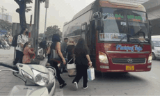 Hà Nội: Hàng loạt xe khách 'họp chợ' trên đường