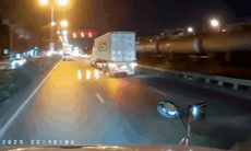 Thanh niên nằm bất động sau khi 'tổ lái' đâm vào xe tải đang dừng đèn đỏ