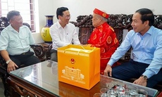 Chủ tịch nước Võ Văn Thưởng tặng quà Tết cho người có công với cách mạng dịp Tết Nguyên đán