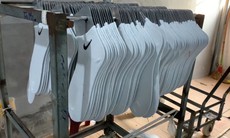 Xưởng sản xuất chỉ vài phút ra đời tất 'Nike', 'Adidas' tại huyện Đông Anh