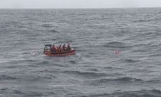 Tích cực tìm kiếm thuyền viên tàu cá Trà Vinh bị mất tích
