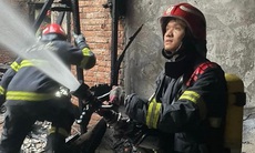 Giải cứu cụ bà 100 tuổi thoát khỏi đám cháy trong phố cổ