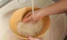 Lợi ích của việc rửa mặt bằng nước vo gạo mỗi ngày