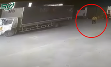 Video nam tài xế xe tải cầm hung khí chém tử vong thủ kho bánh kẹo ở Sơn La