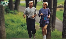 Vì sao người cao tuổi nên đi bộ, chạy bộ thường xuyên?