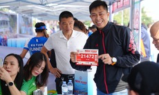 Hàng trăm vận động viên đến nhận số báo danh tại Nghi Xuân Half marathon năm 2023