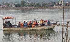 Hiểm nguy những chuyến đò ngang chở học sinh vùng cồn bãi trên sông Gianh