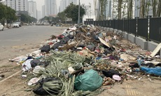 Rác chất đống ngổn ngang trên con đường mới mở ở Hà Nội