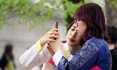 Giới trẻ Hà Nội mặc hanbok, check-in 'Hàn Quốc thu nhỏ' giữa lòng Thủ đô