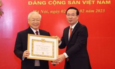 Tổng Bí thư Nguyễn Phú Trọng nhận Huy hiệu 55 năm tuổi Đảng