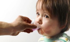 Cho con uống thuốc hạ sốt khi chưa cần thiết có thể gây hại cho trẻ