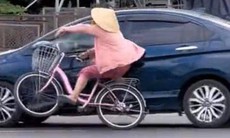 Đã xác minh được thông tin người phụ nữ chạy xe đạp hồng đi ngược chiều, va chạm với ô tô