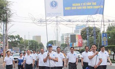 Ngày Thầy thuốc Việt Nam, bác sĩ đi bộ góp tiền ủng hộ đồng nghiệp khó khăn