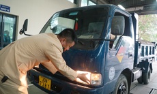 Tài xế xe tải ‘toát mồ hôi’ khi thấy CSGT tham gia đăng kiểm phương tiện