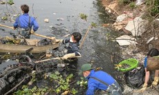 Nhóm bạn trẻ đam mê vớt rác, âm thầm cứu những dòng sông chết tại Hà Nội