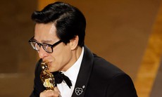 Oscar 2023: Hồng Châu trượt nữ diễn viên phụ, Quan Kế Huy khóc bên tượng vàng