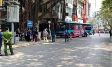Tránh học sinh, xe buýt lao vào quán ăn