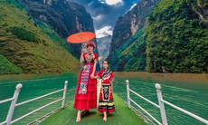 Hà Giang chấn chỉnh sau ồn ào du khách mặc trang phục nước ngoài trên sông Nho Quế